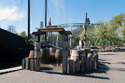In der Wikinger-Taufe müssen die Gäste den plötzlich hochschießenden Wasserstrahlen ausweichen.