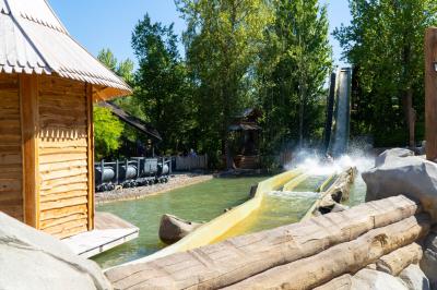 Ein Boot der Wildwasserfahrt – der Wolf am Ilmensee kommt die Rampe herunter.