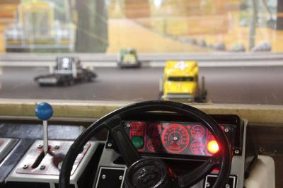 Mit einem Lenkrad, einem Schalter und einer Anzeige steuert man ferngesteuerte Super Trucks.