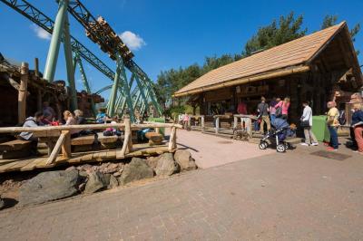 Auf der linken Seite sitzen die Gäste und essen. Auf der rechten stehen die Gäste für Essen an.