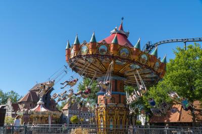 Der HANSE-Flieger mit Gästen in den Sitzen. Das Krantor von Danzig und die Nessi im Hintergrund.