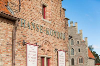 Die Arkaden des Souvenirshop HANSE-Kontor im Detail. Der Name an der Wand.