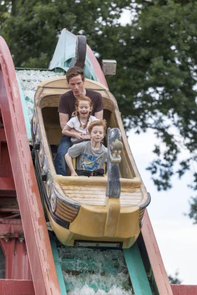 Ein Boot der Attraktion der Sturmfahrt der Drachenboote bei der Abfahrt.