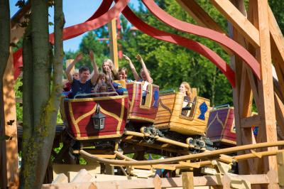 Die Attraktion Der kleine Zar fährt mit Kindern und Erwachsenen in den Wagen den Berg runter.