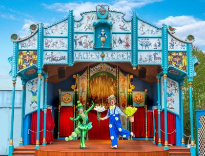 Unsere Clowns, das Dup Kolobov posiert auf unserer Freilichtbühne