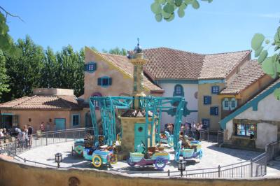 Die Attraktion Barcos del Mar wartet auf neue Gäste. Die Boote sind alle unten und stehen still.