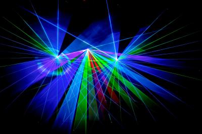 Laser formieren sich im Kreis in Blau und Grün
