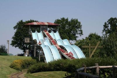 Auf den Rutschen der Attraktion Barracuda Slide sind Boote mit Gästen auf den Weg nach unten.