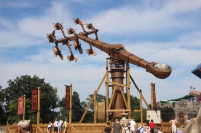 Die Attraktion KÄRNAPULTEN mit einem Gegengewichtsstein und auf der anderen Seite mehrere Gondeln.