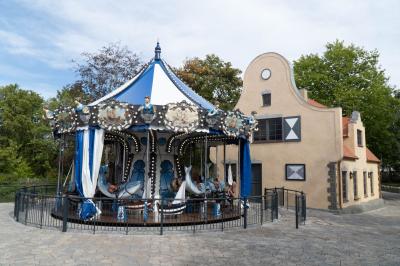 Das Carrousel Baltique sticht mit seinem maritimen Design und Figuren vor dem Hintergrund hervor.