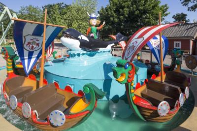 Die Wikingerbootsfahrt besteht aus sechs Wikingerboote, die sich im Kreis durchs Wasser bewegen.