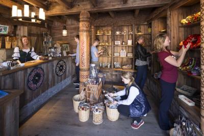 Im Ride-Shop der Schlange von Midgard schauen sich die Gäste die Ware in den Körben und Regalen an.