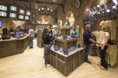 Im Ride-Shop KÄRNAN-Butiken stehen Gäste und schauen sich die unterschiedlichen Souvenirs an.