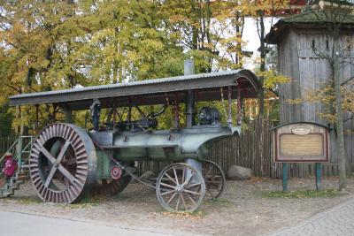 Das Lokomobil sieht aus wie eine Lokomotive mit Rädern, diese sehen aus wie bei einem Trecker.