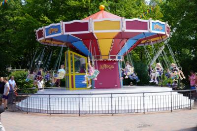 In dem Kinder-Kettenkarussell sitzen viele Kinder und genießen die Fahrt.