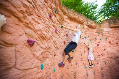 Zwei Mädchen sind an der Kletterwand. Die Große ist etwas höher, als die Kleine.