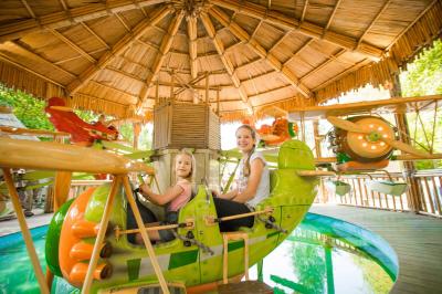 Ein Kind ist vorne und das andere hinten im Flugzeug in der Attraktion Dr. Livingstones Safariflug.