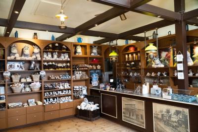 Im Dr. Kaufmann’s General Store und hinter dem Tresen findet man Kuscheltiere und vieles mehr.