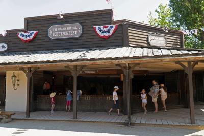 Ein Gebäude von außen. Vier Kinder und zwei Erwachsene stehen vor den Schießmöglichkeiten.