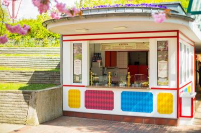 Die Crêperie von außen. Der Rollladen ist oben. Ein paar Kirschblüten sind oben am Rand zu sehen.