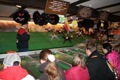 Der Operator im NEW LÜBECK Derby sagt die Position der Pferde an. Die Gäste rollen die Bälle.