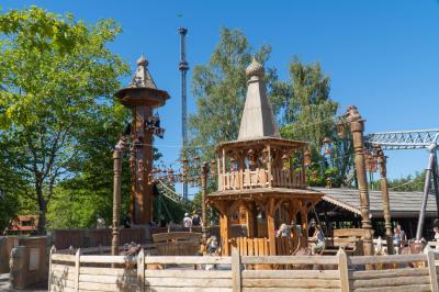 Das Karussell Tierkinder und Turm vom Peterhof. Im Hintergrund der HIGHLANDER.