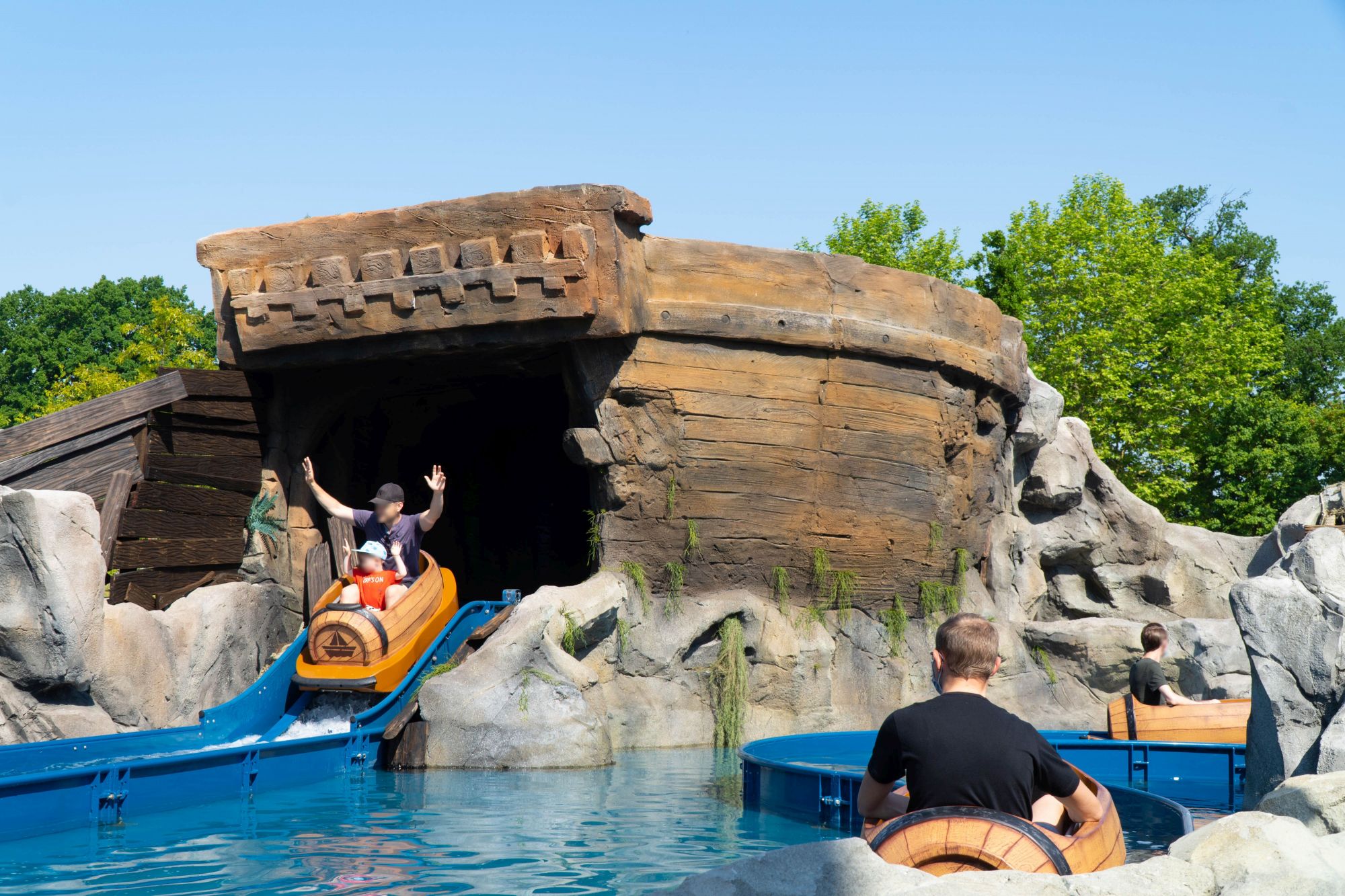 Maximal 2 Personen fahren mit kleinen Booten, die aussehen wie Fässer, eine vorgegebene Strecke.
