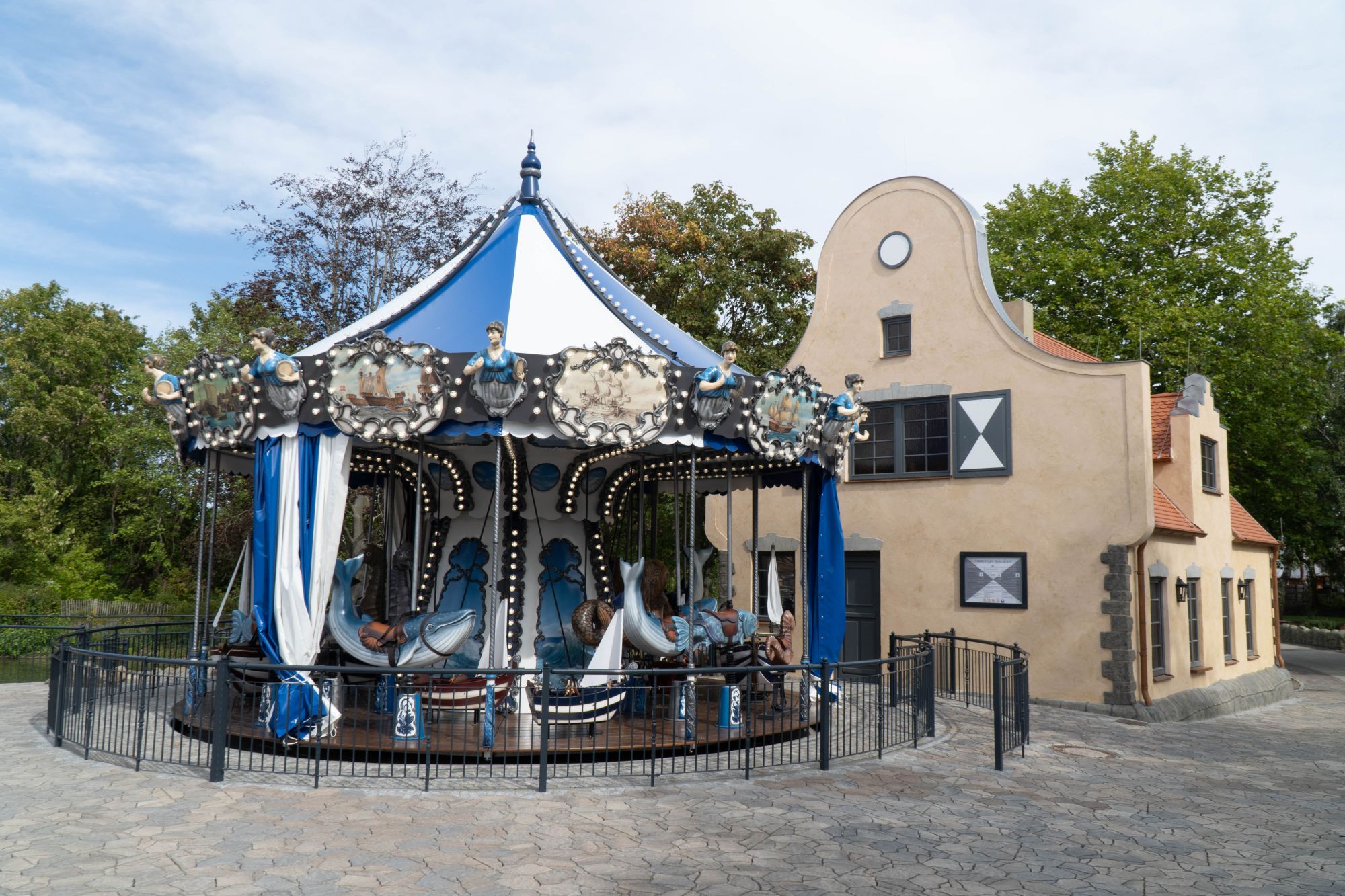 Das Carrousel Baltique sticht mit seinem maritimen Design und Figuren vor dem Hintergrund hervor.