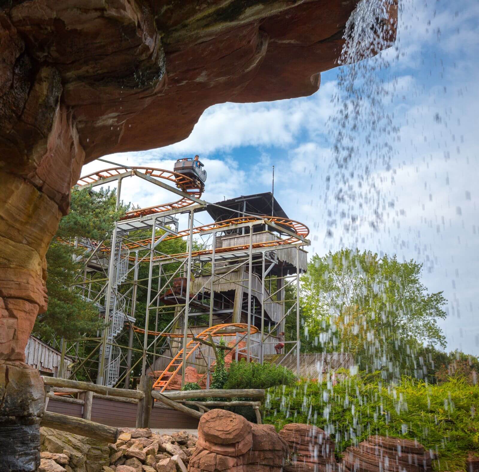 Aus Richtung des Miner’s Camp kann man – auch beim Wasserfall – auf die Attraktion Crazy Mine sehen.