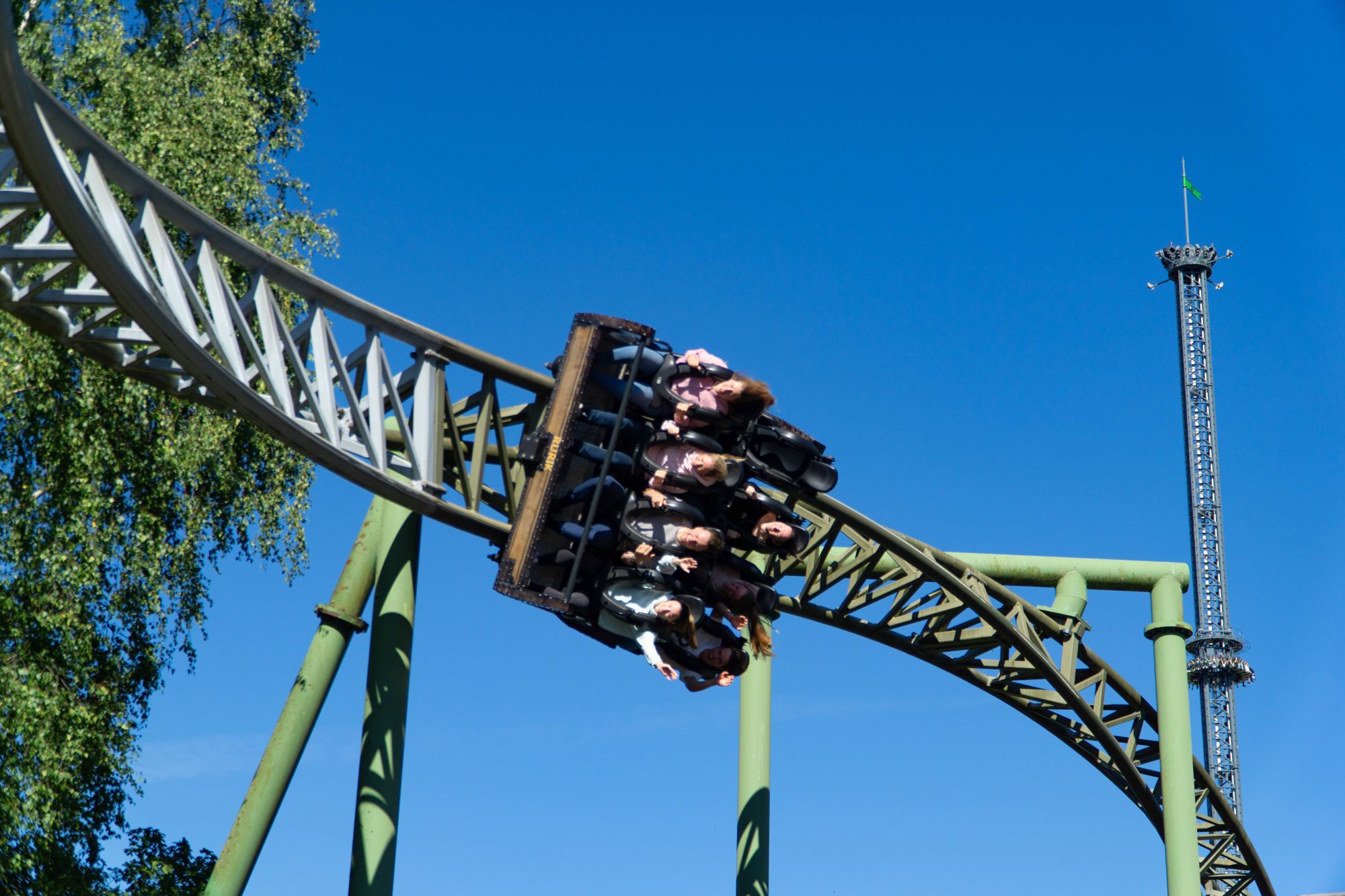 Wagen mit Fahrgästen auf der Schiene in einer sogenannten Heartline-Roll