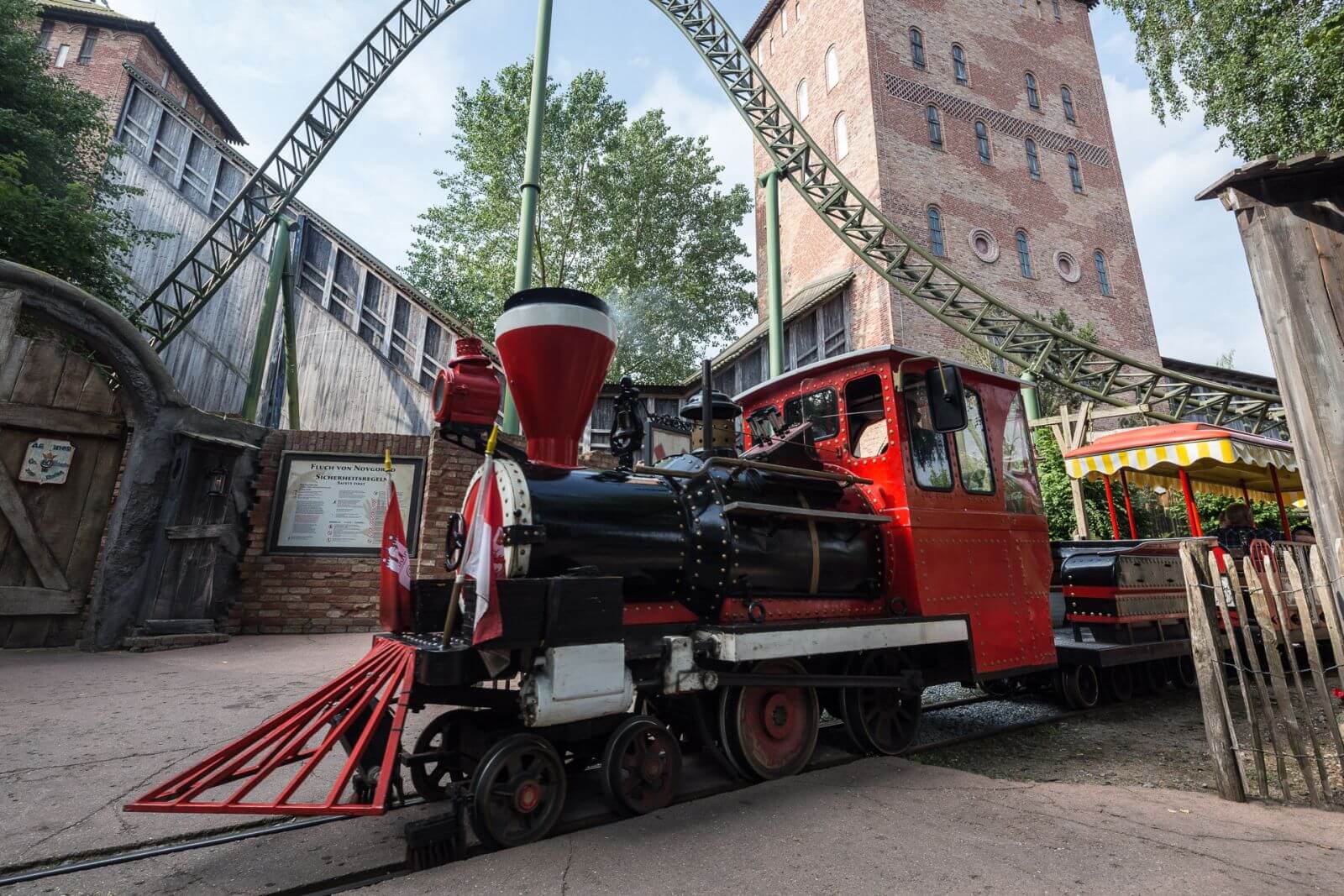 Der HANSA-PARK-Express überquert den Weg zum Eingang der Attraktion Flucht von Novgorod.