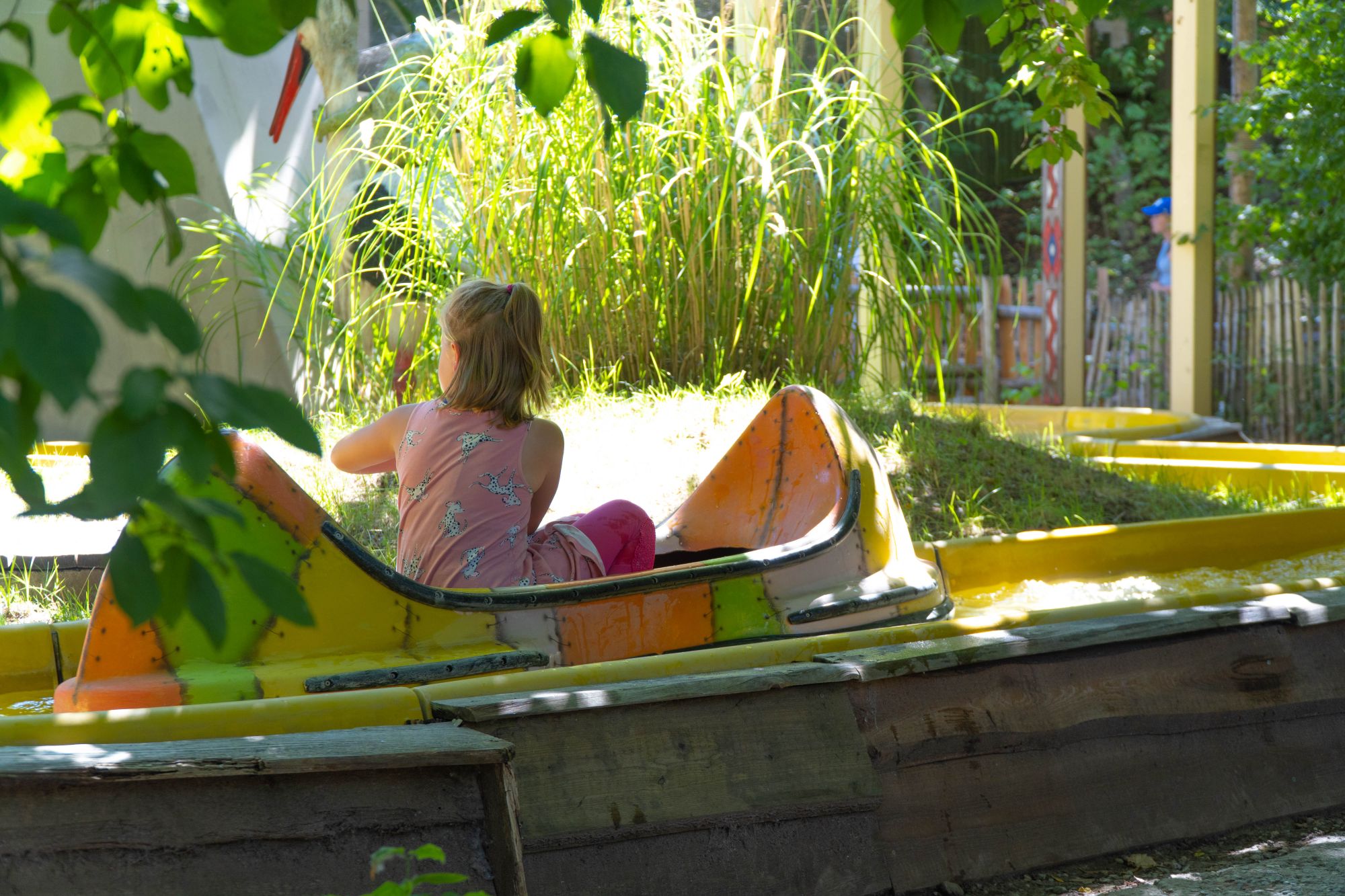 Ein Mädchen fährt mit dem Kanu auf dem Indian River durch die Landschaft der Attraktion.