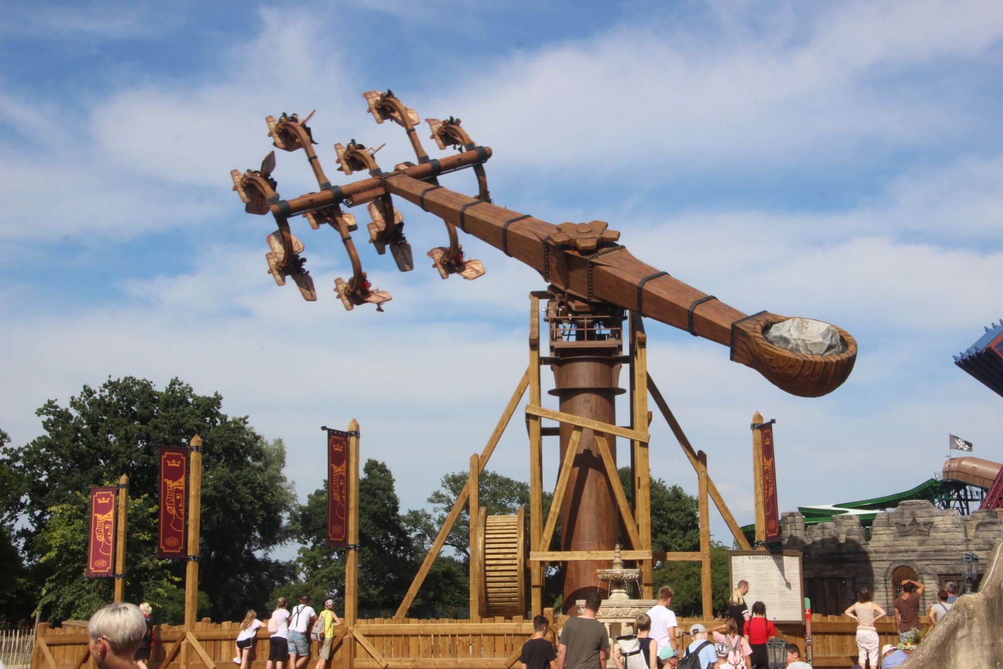 Die Attraktion KÄRNAPULTEN mit einem Gegengewichtsstein und auf der anderen Seite mehrere Gondeln.