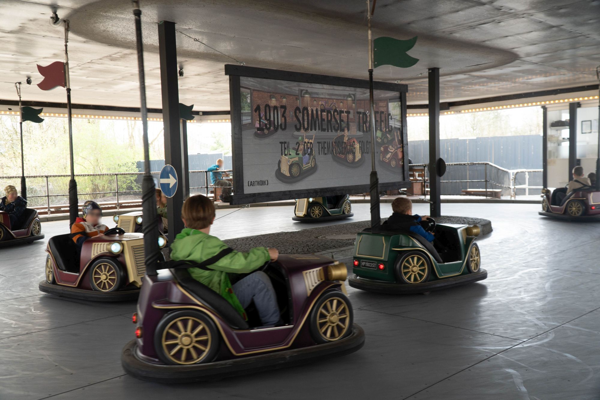 Verschiedene motorisierte Fahrzeuge fahren mit Kindern im Kreis