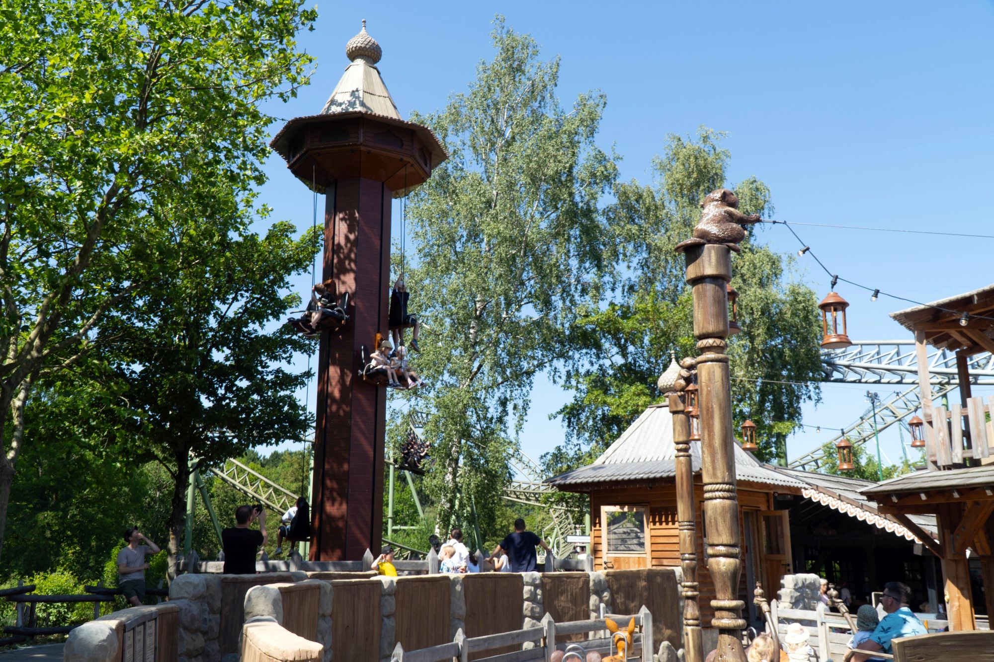 Am Turm vom Peterhof ziehen sich die Gäste am Seil hoch. Sie sind alle auf unterschiedlichen Höhen.