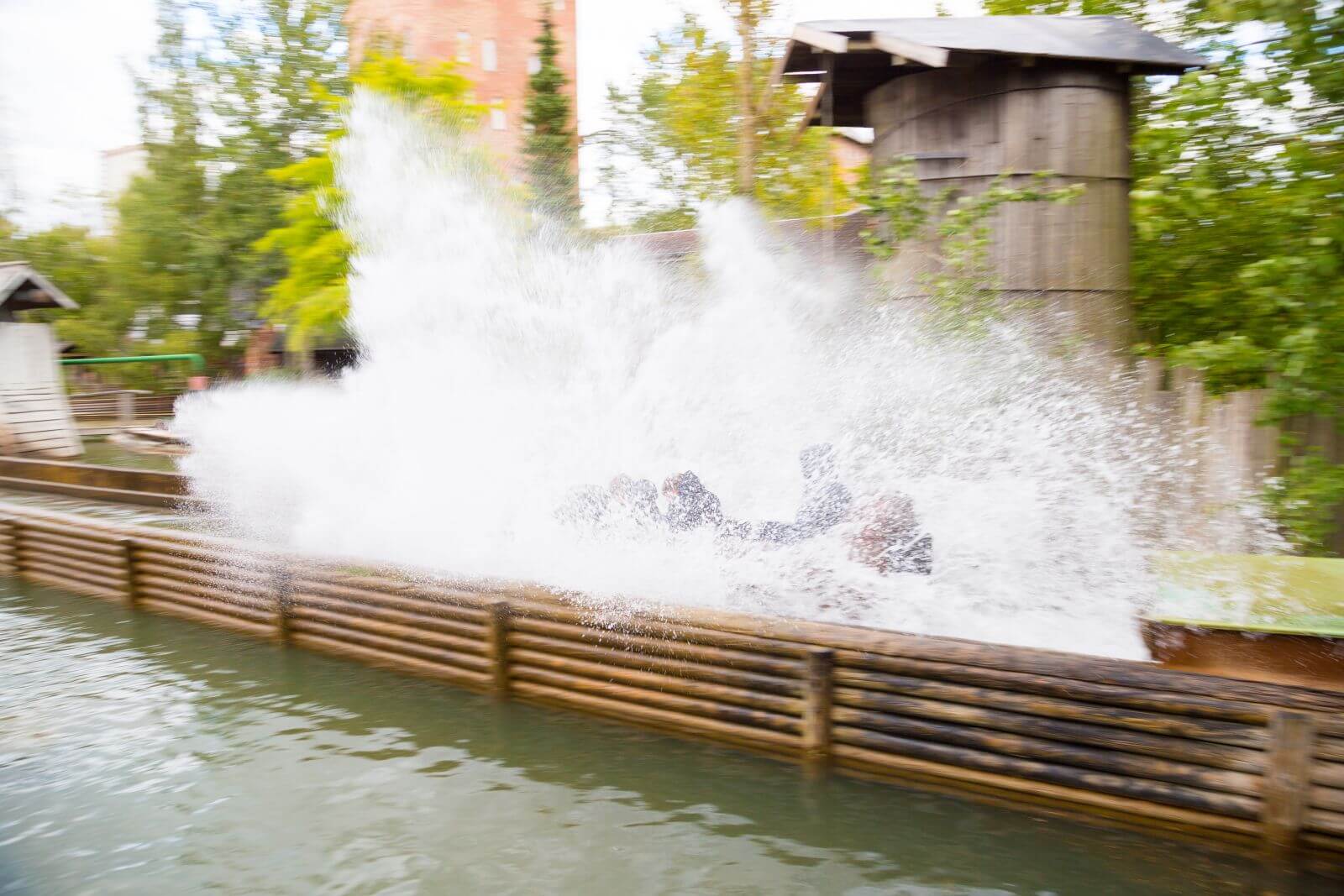 Ein Boot der Wildwasserfahrt – der Wolf am Ilmensee lässt eine große spritzende Welle entstehen.