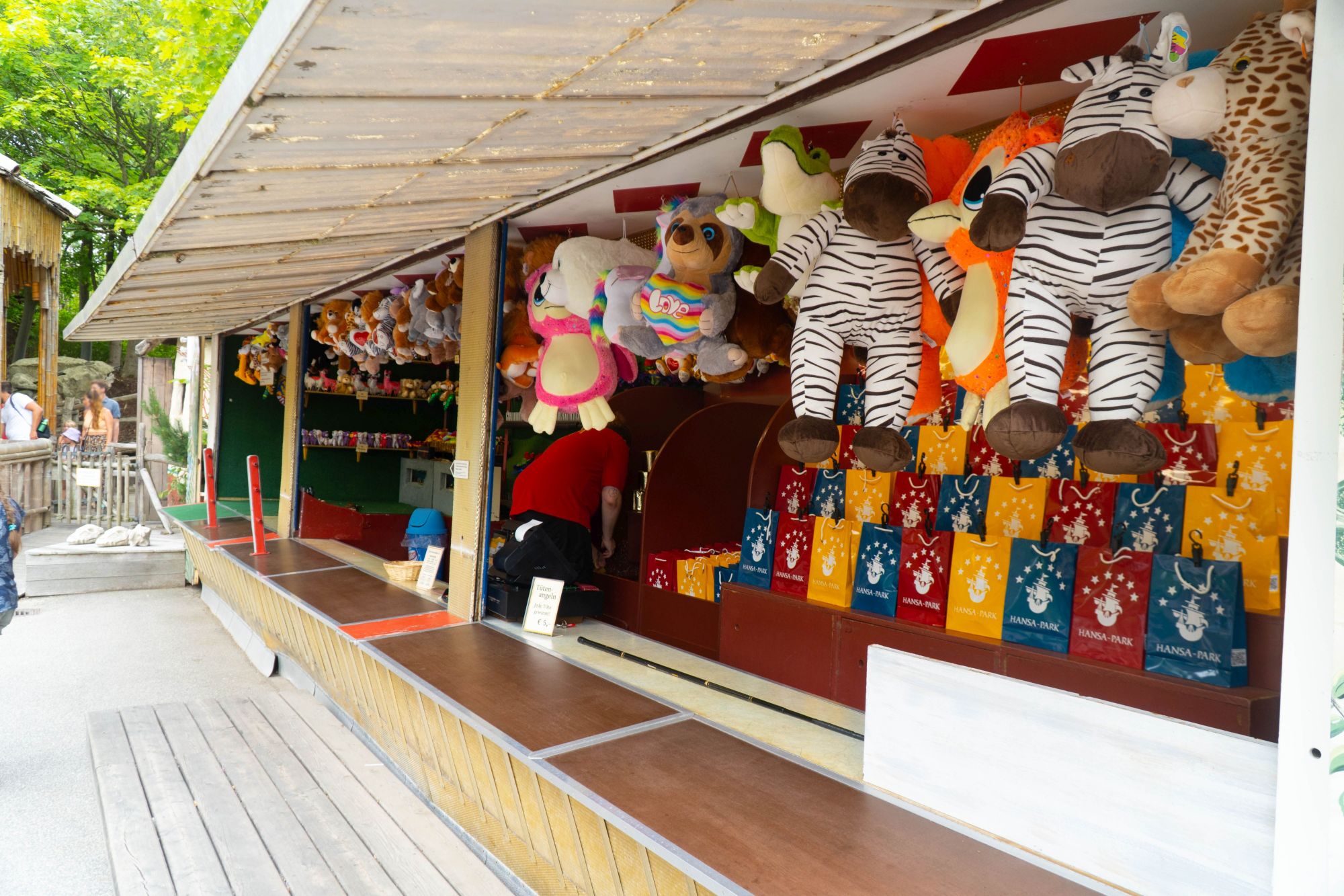 Das Angebot des Standes Dosenwerfen und Tütenangeln ist lockend. Aber es gibt viele Kuscheltiere.