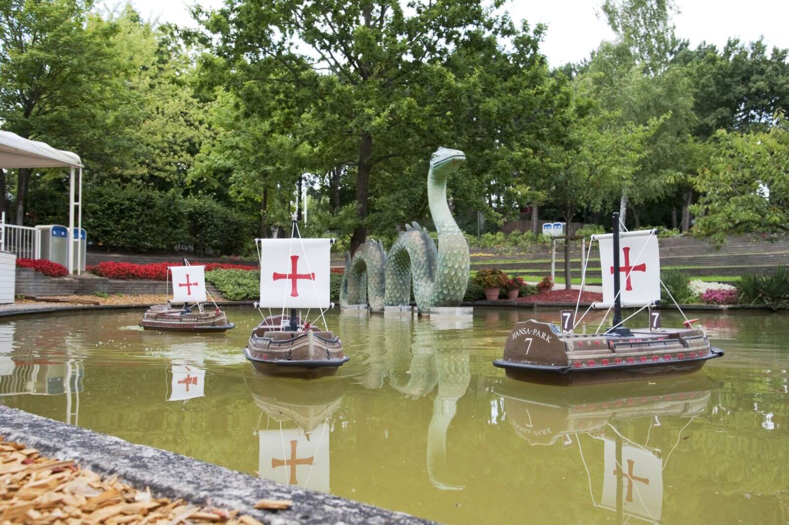 Die Fernlenkschiffe auf dem Wasser. Im Hintergrund ist der Weg zur Achterbahn Nessi.