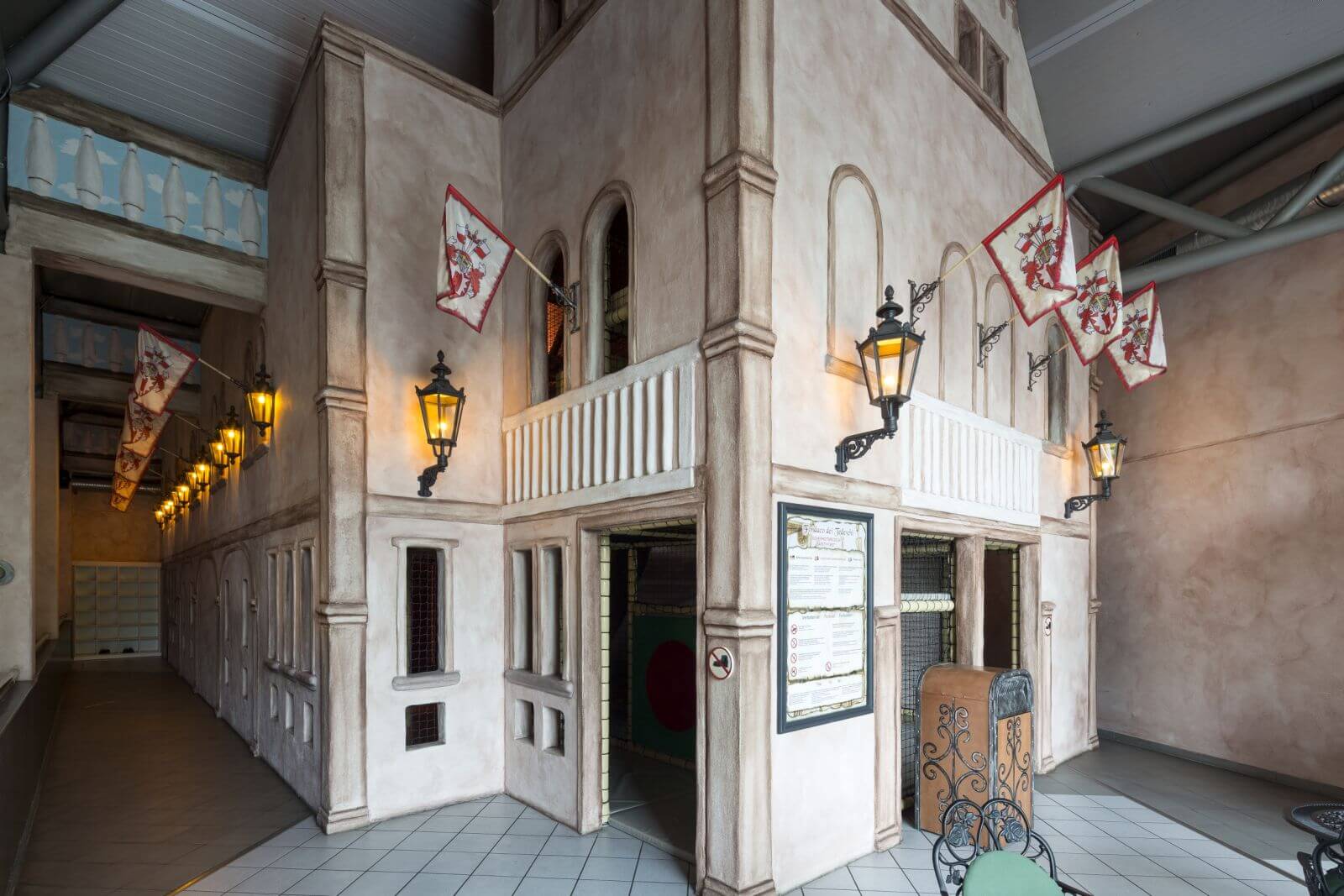 Das Spielhaus Fondaco die Tedeschi in Form einer Festung. Mit Lampen und Fahnen versehen.