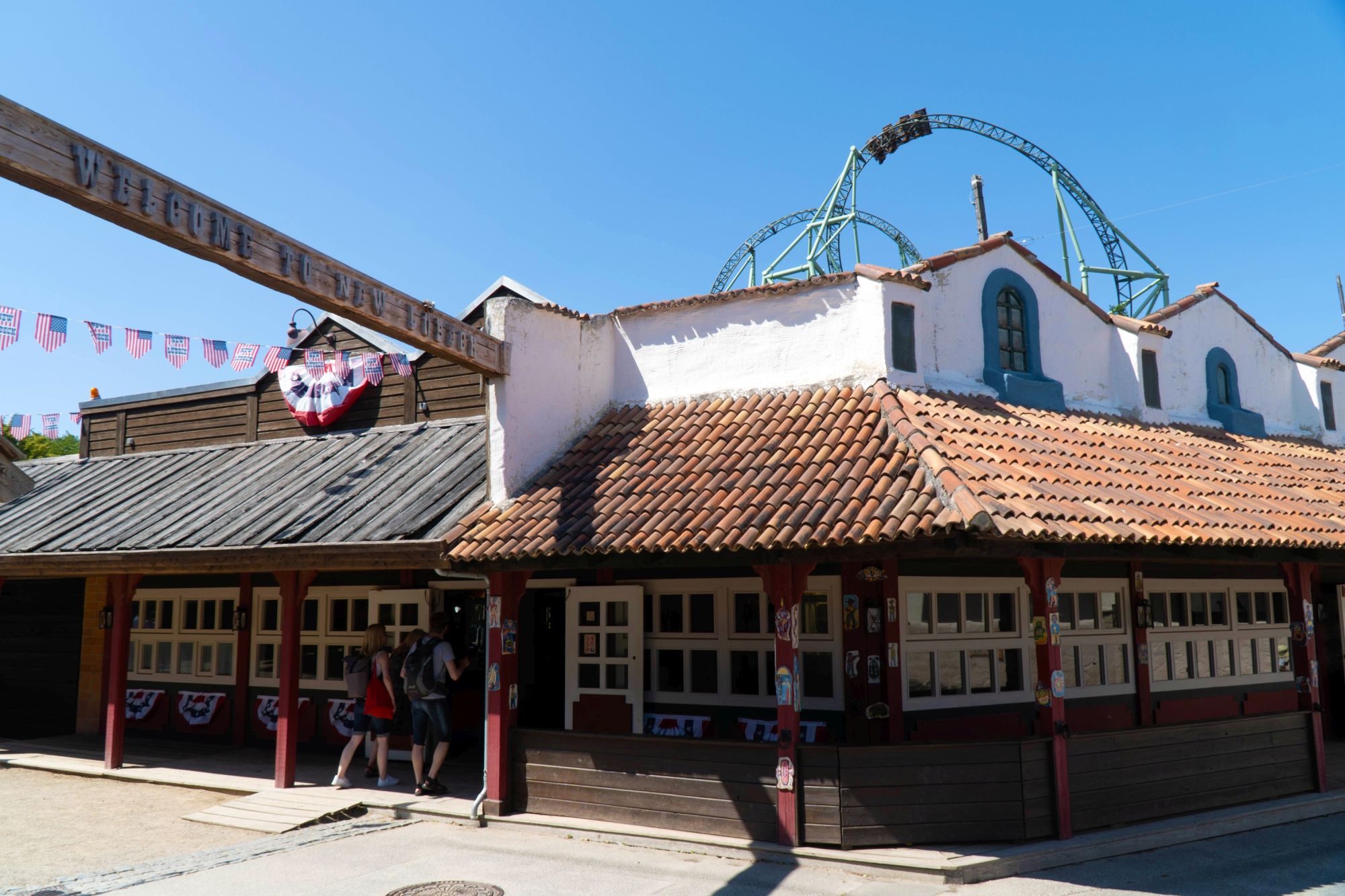 Das Gebäude der Gamble Hall von vorne. Im Hintergrund die Schiene des Schwur des KÄRNANs.