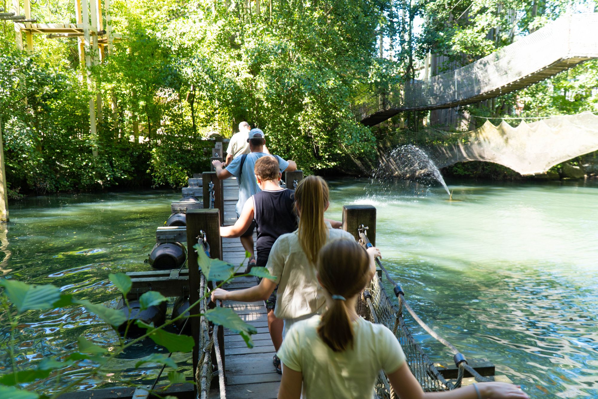 Die Schwimm- und Wackelbrücke auf Gäste das Wasser überqueren. Rechts ist die Hängebrücke.