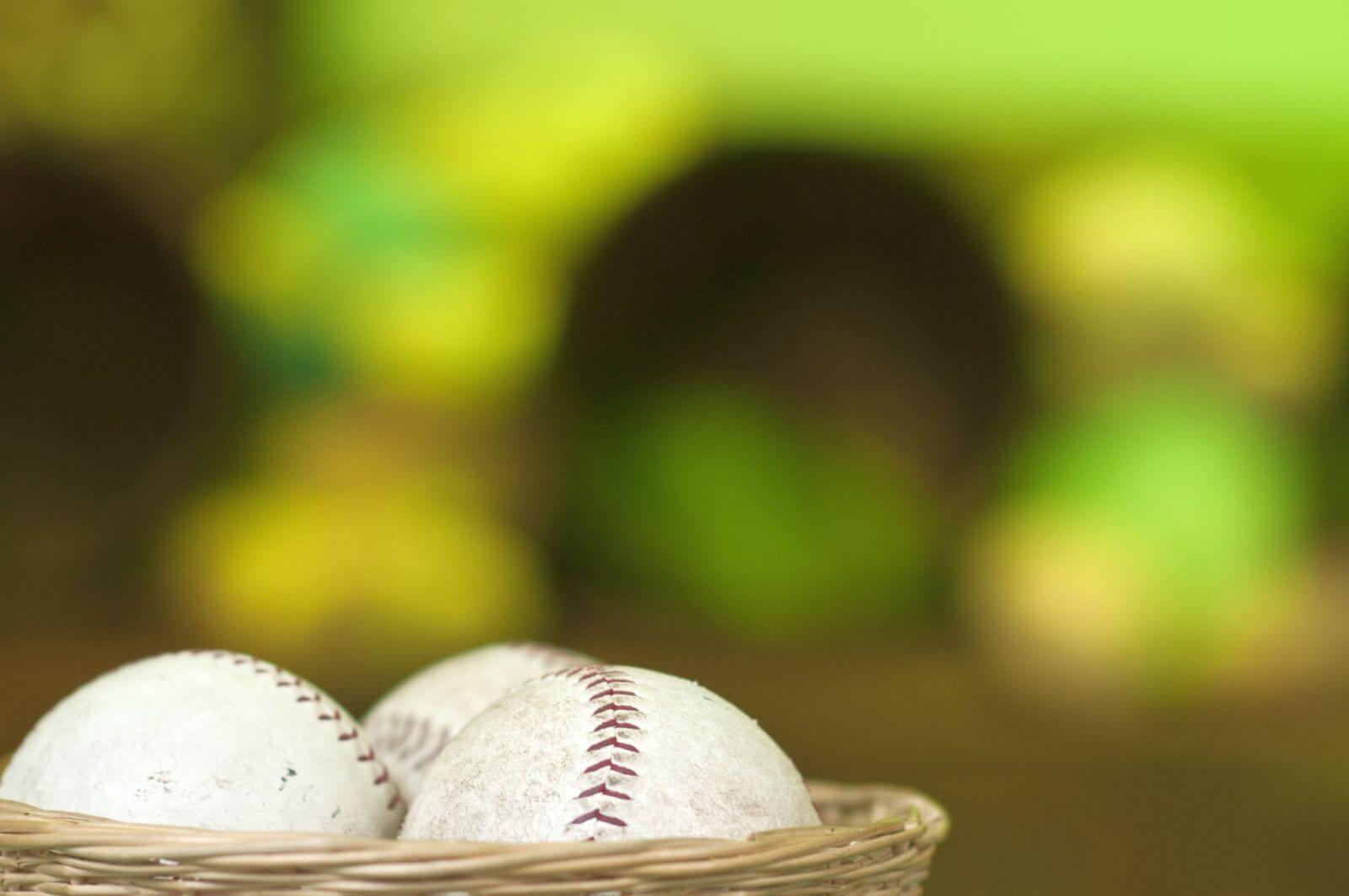 Ein Korb mit weißen Kugeln. Die Kugeln sind zum Werfen beim Stand Hanse-Bowl.