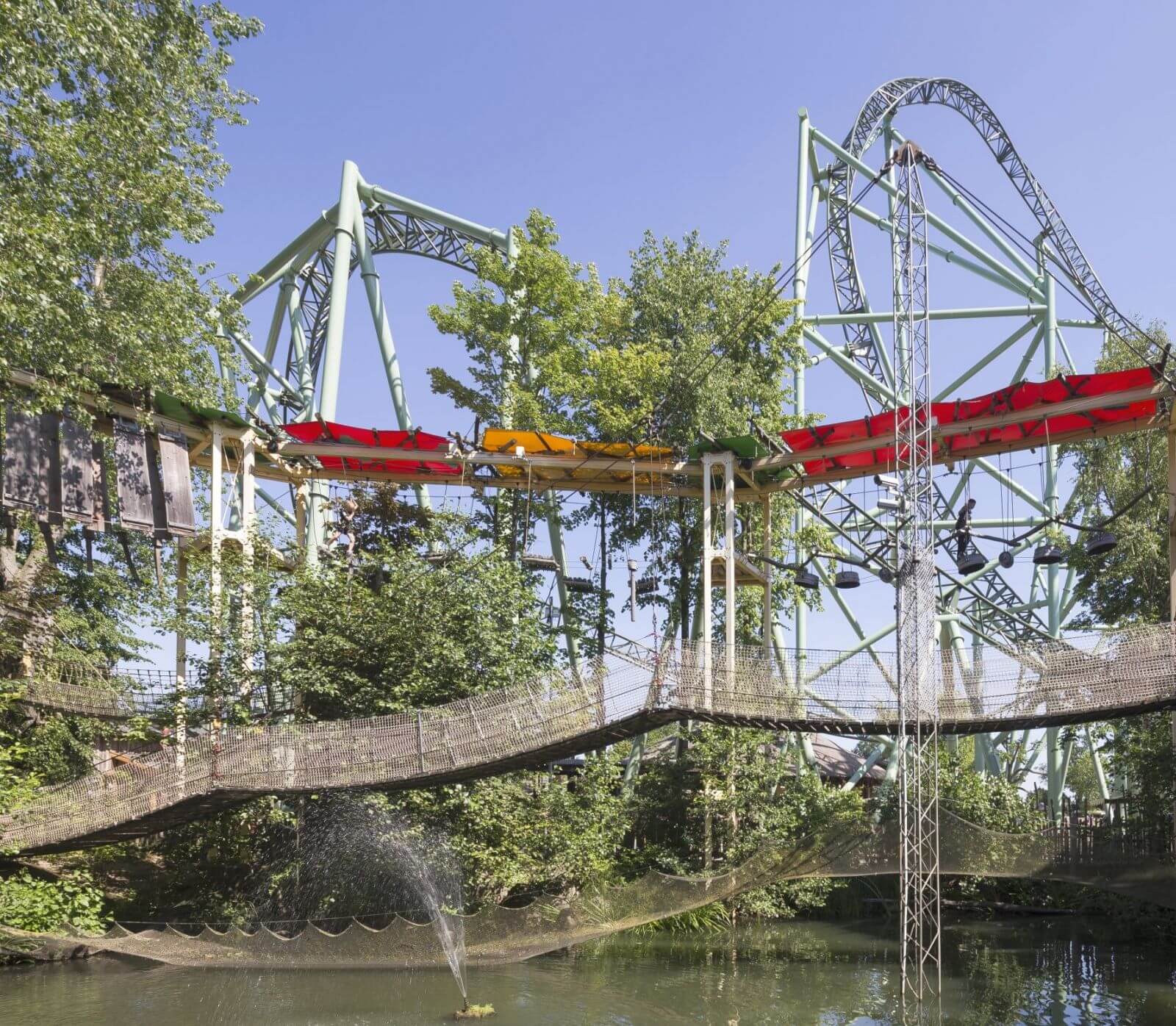 Der Hochseilgartens Navajo Trail in der Mitte. Der Schwur des KÄRNAN hinten. Vorne die Hängebrücke.