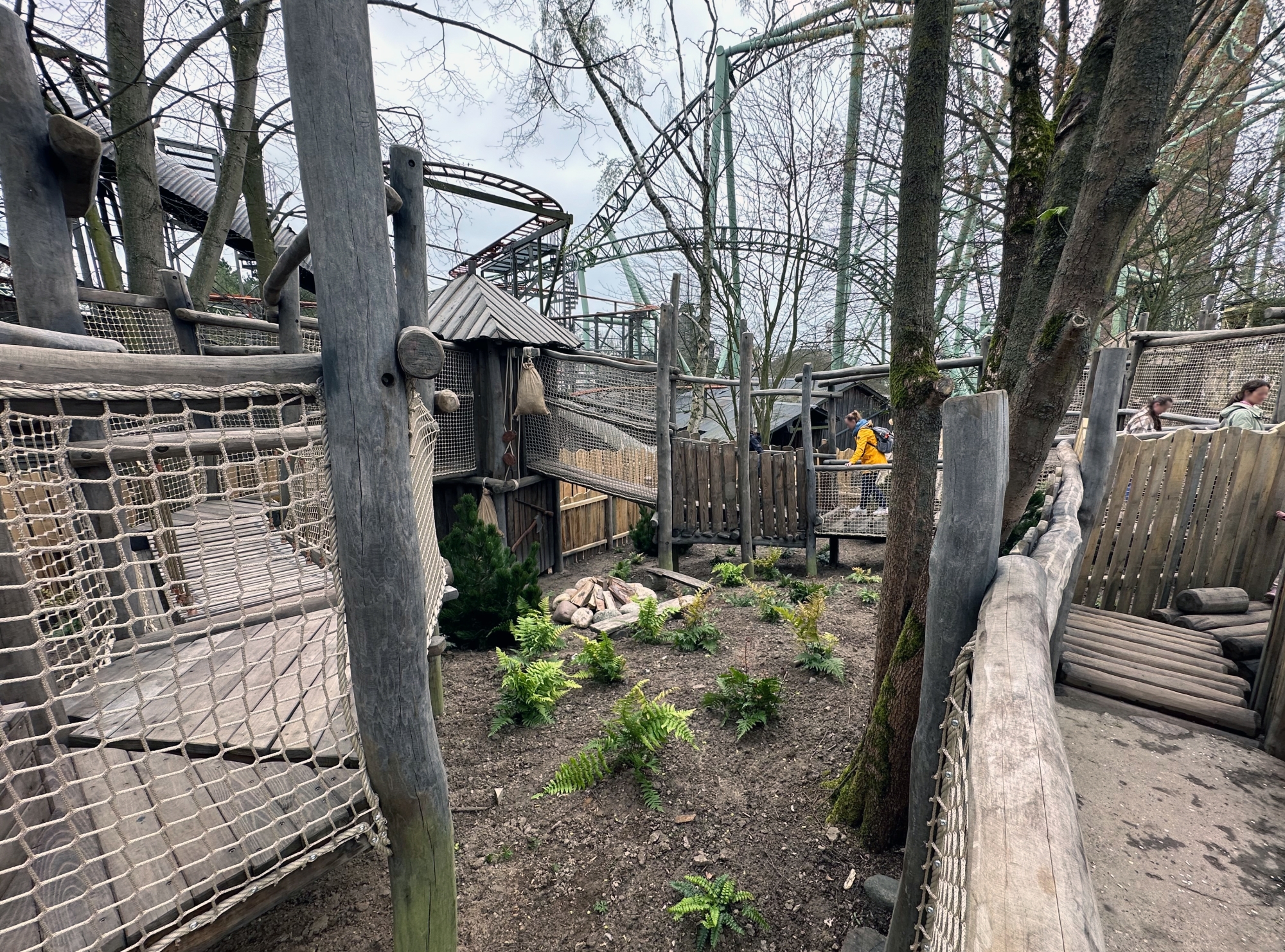 Die unterschiedlichen Wege der Attraktion Lost Trails of Roanoke. Die Wege sind aus Holz.