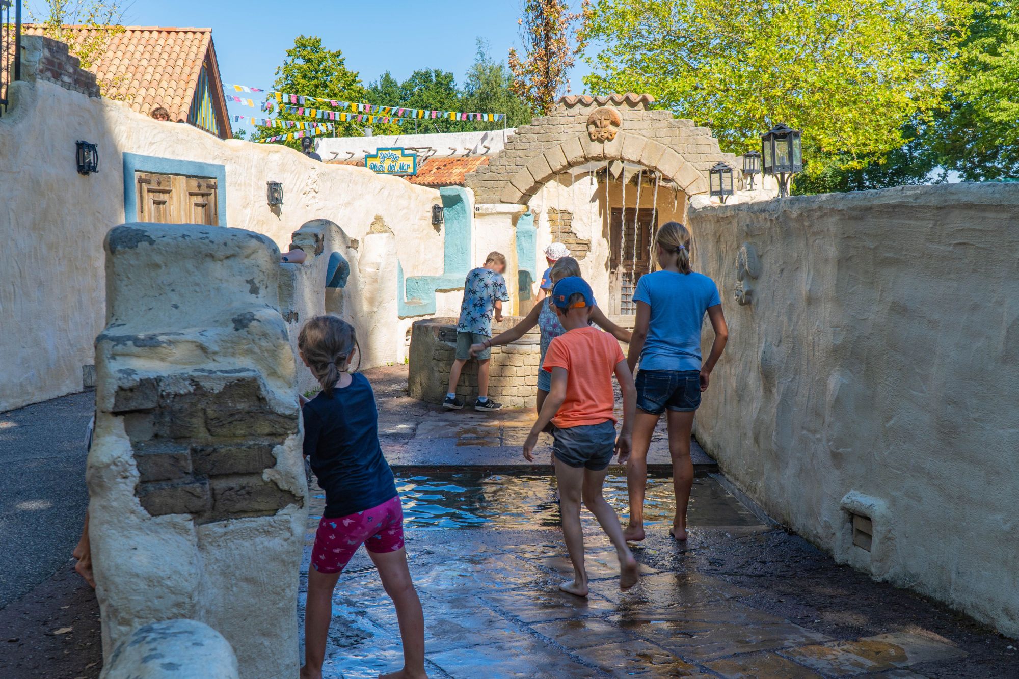 Kinder auf dem Pfad Camino del Mar. Sie sind an unterschiedlichen Stationen des Pfades.