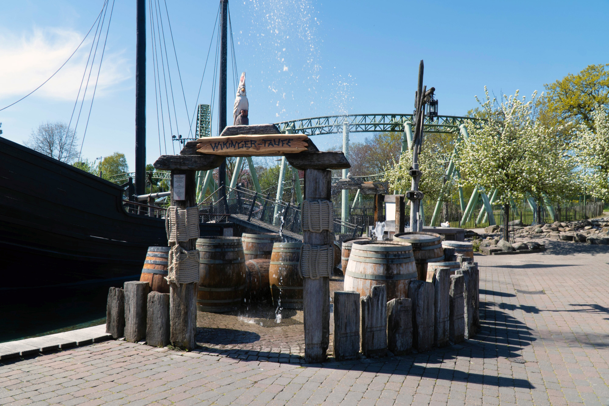 In der Wikinger-Taufe müssen die Gäste den plötzlich hochschießenden Wasserstrahlen ausweichen.
