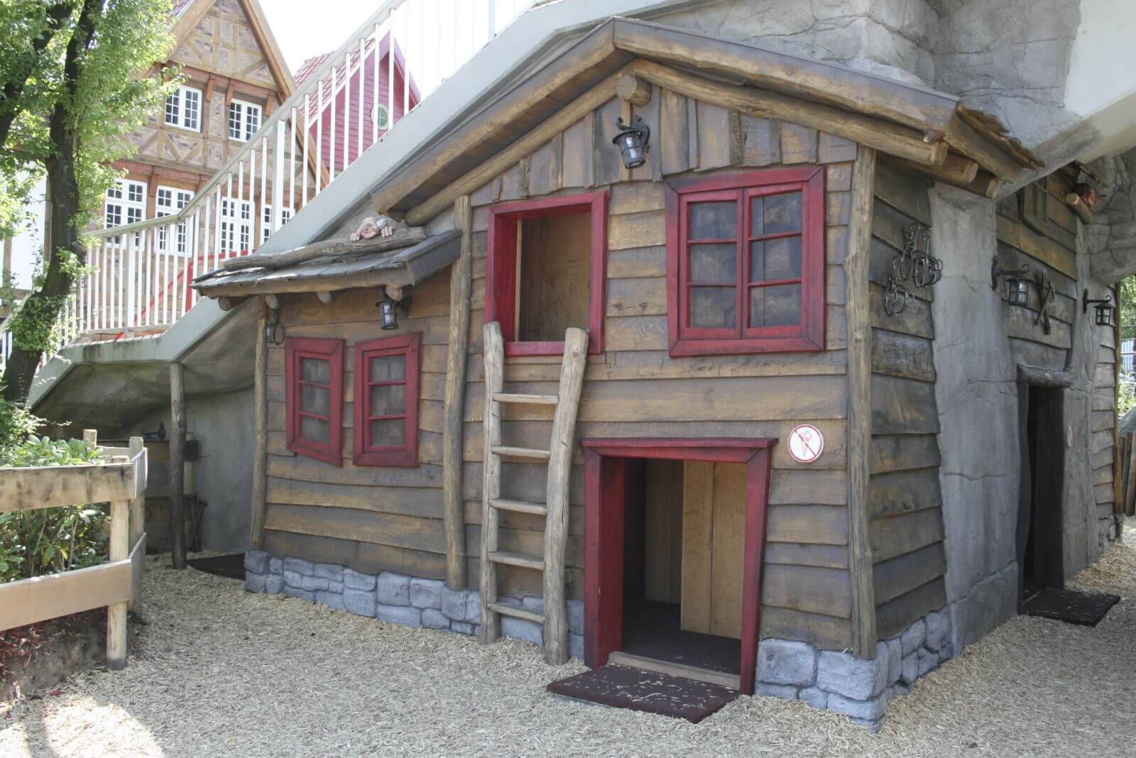 Ein Haus unter der Treppe des Vorplatz. Auf dem Trollspielplatz kann man oben und unten klettern.