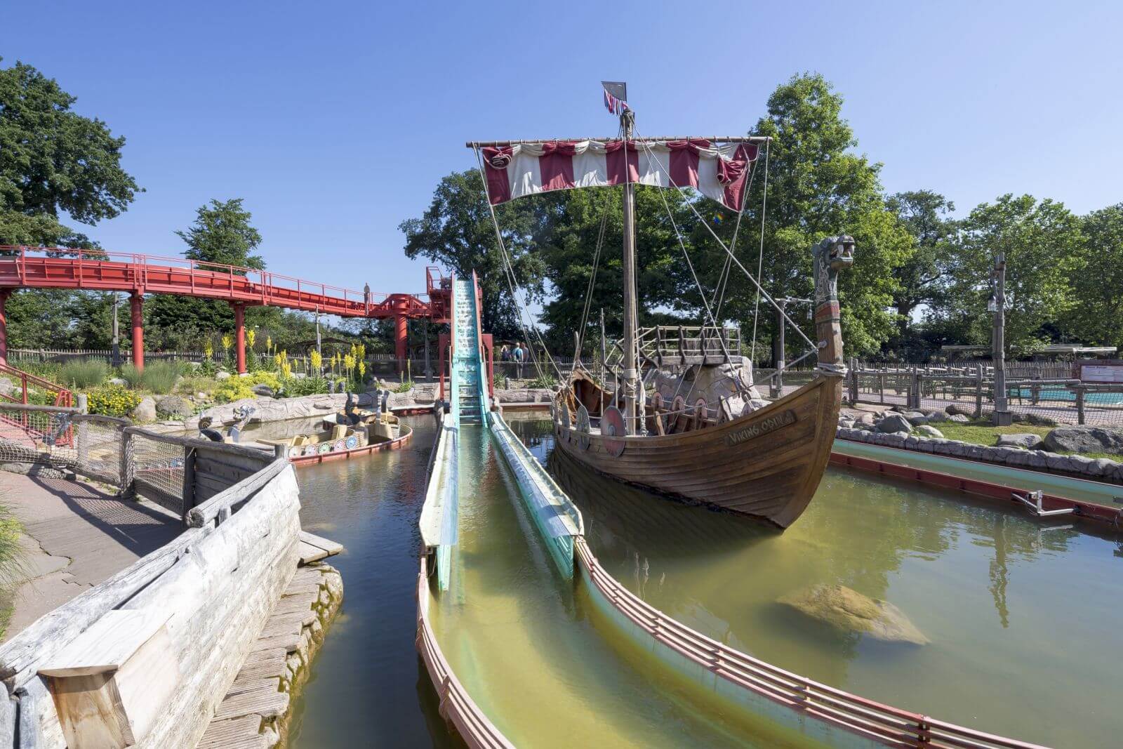 Wikinger-Schiff Viking Odin ist zwischen zwei Teilen der Fahrrinne der Sturmfahrt der Drachenboote.