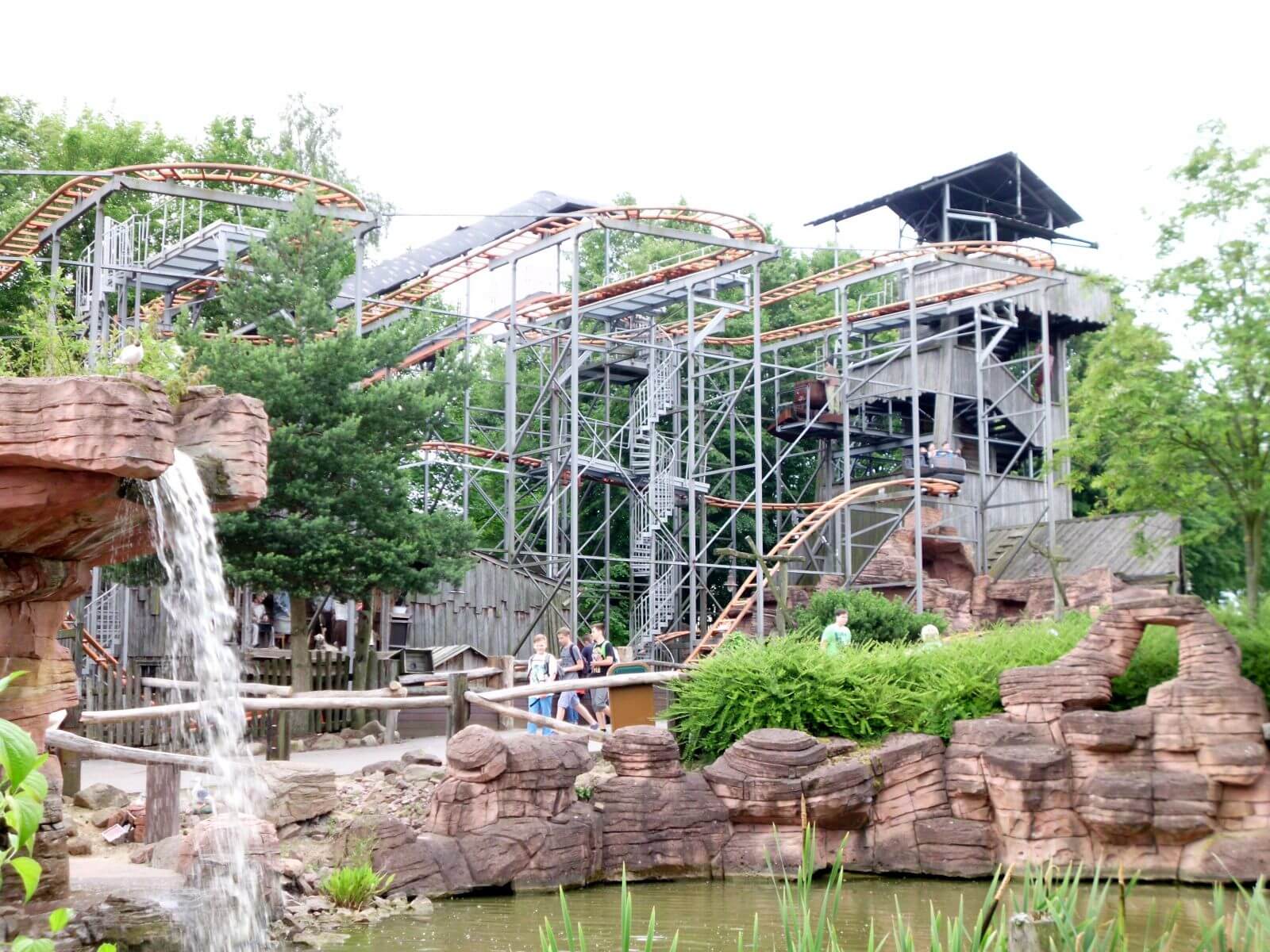 Aus Richtung des Miner’s Camp kann man – auch beim Wasserfall – auf die Attraktion Crazy Mine sehen.