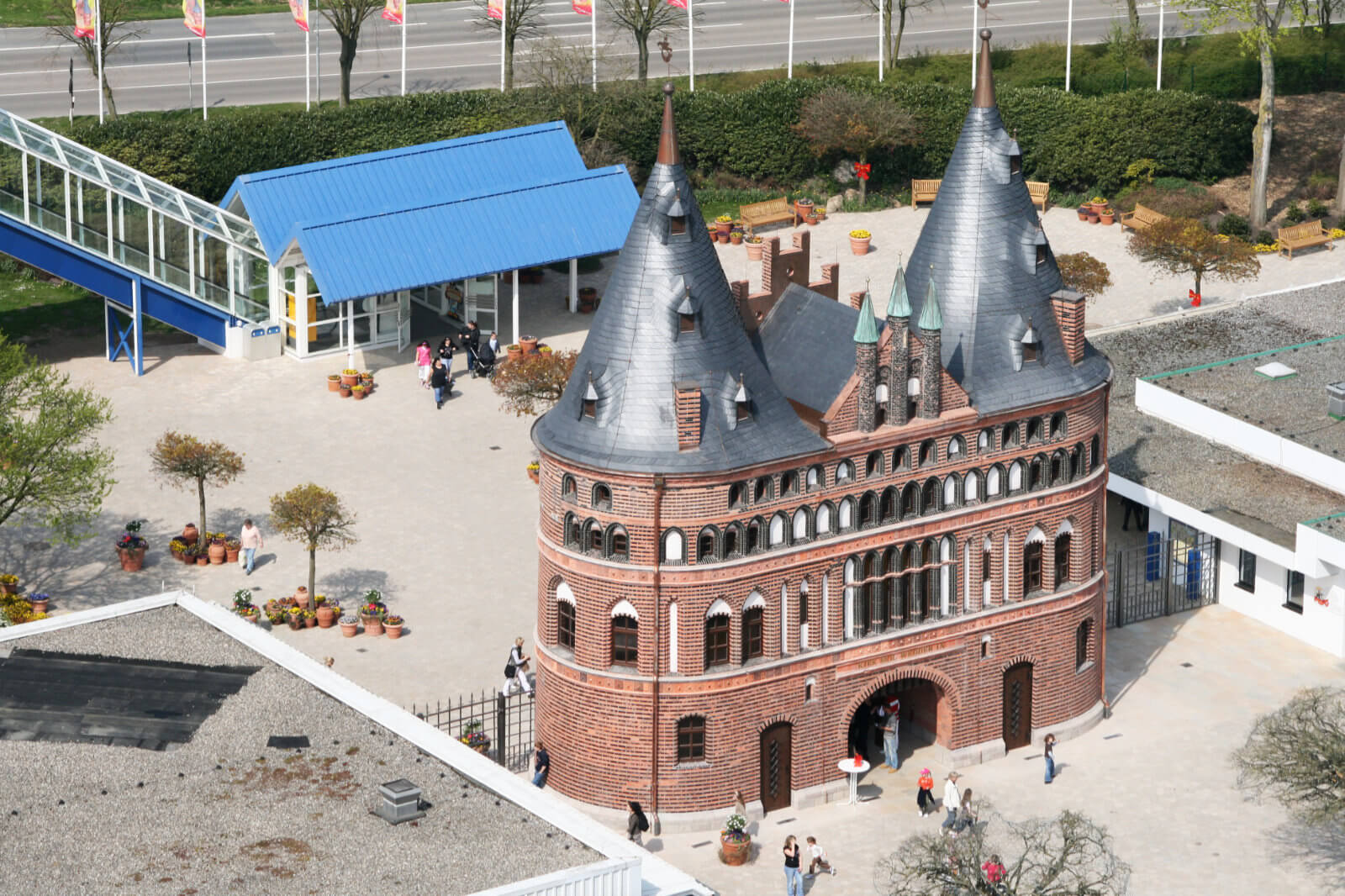 Das Holstentor von oben mit dem Eingangsbereich, dem Vorplatz und der Straße.